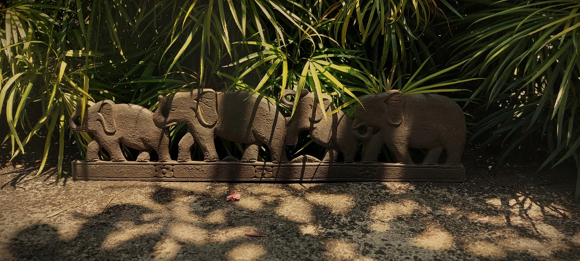 Elefanten-Panel, antik schwarz, B 100 cm, H 24 cm, L 1,2 cm