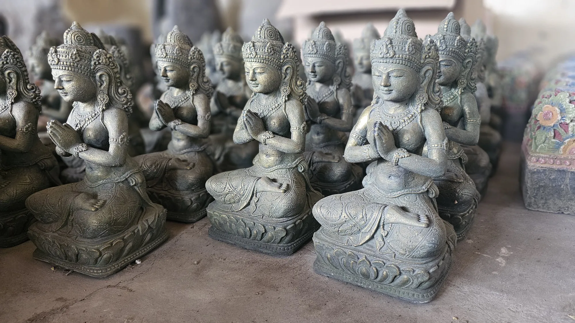 Skulptur 'Göttin Tara sitzend', antik kupfer, H 34 cm, B 16 cm, L 14 cm