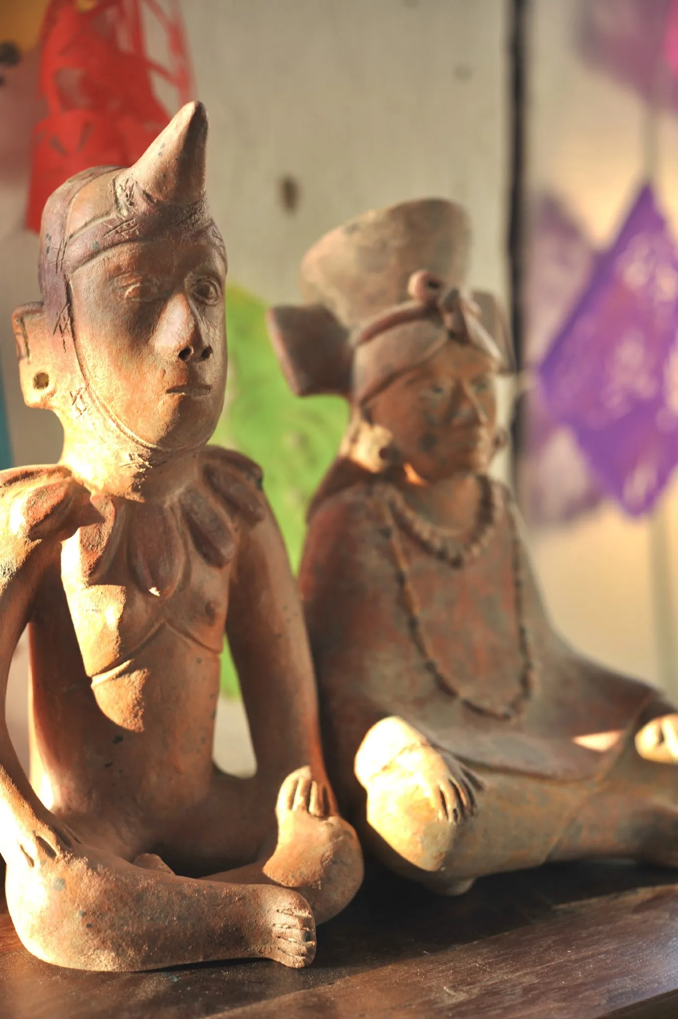 Terrakotta-Figur 'Colima', II, sitzend, handbemalt, L 15 cm, B 12 cm, H 24 cm