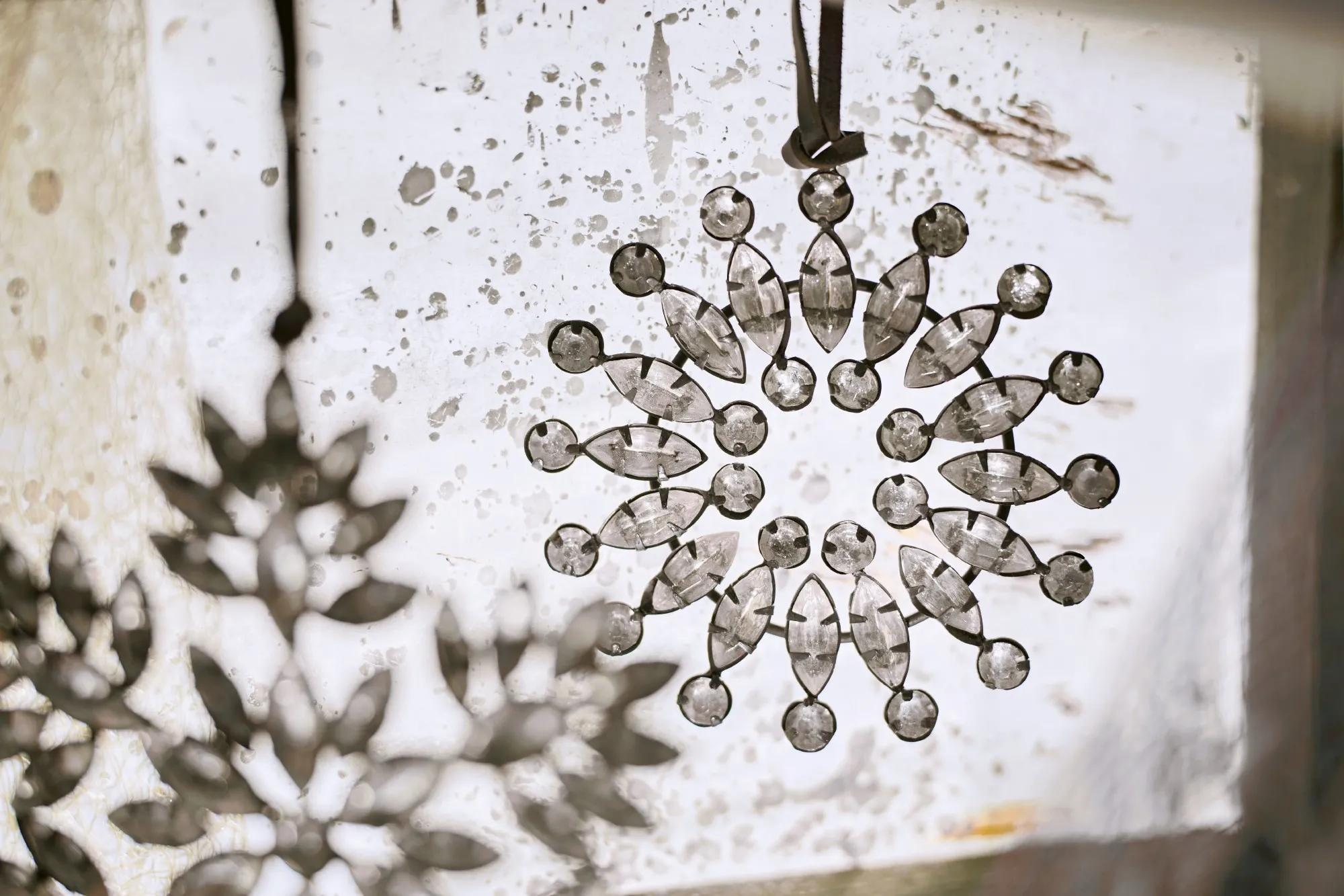 Anhänger 'Schneeflocke', Glassteine, Ø 10 cm