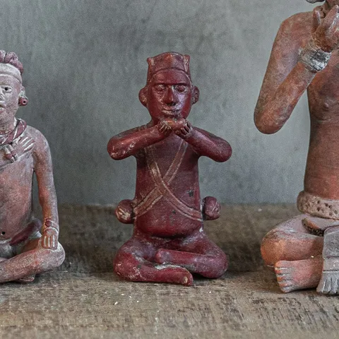 Terrakotta-Figur 'Colima', I, sitzend, handbemalt, L 7 cm, B 7 cm, H 14 cm