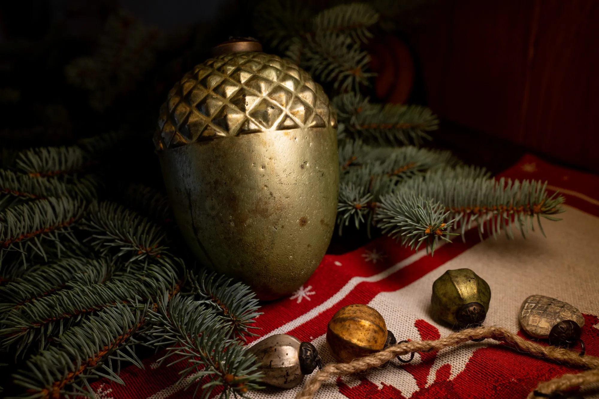 Anhänger 'Eichel', grün, Ø 11,5 cm H 17 cm