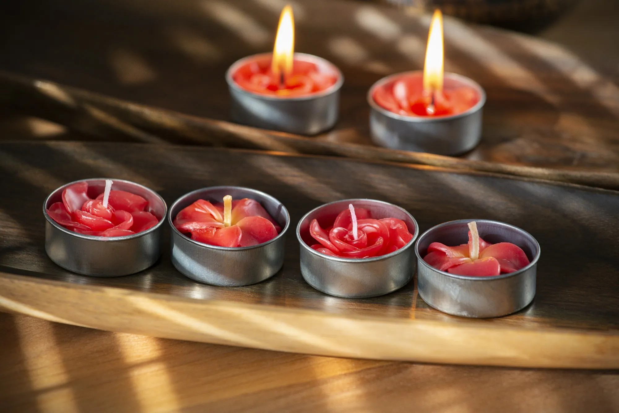 4 Duft-Teelichter 'Blume' handgeformt, rot,