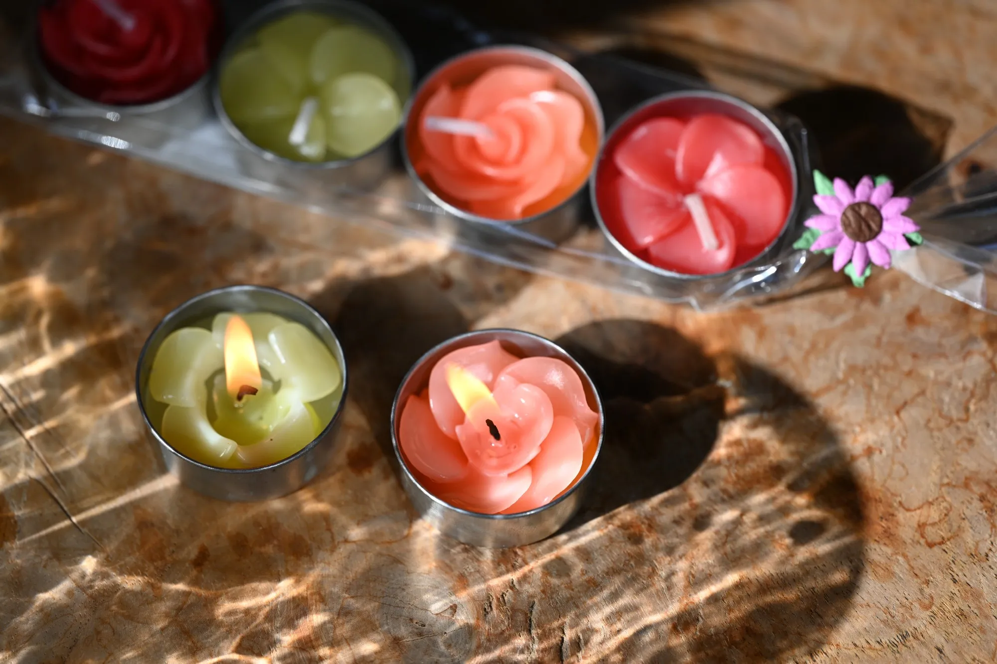 4 Duft-Teelichter 'Blume' handgeformt, multicolor