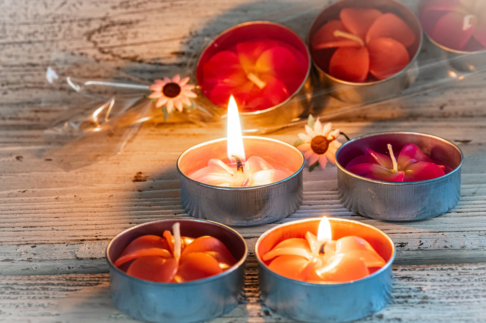 4 Duft-Teelichter 'Blume' handgeformt, rot, pink