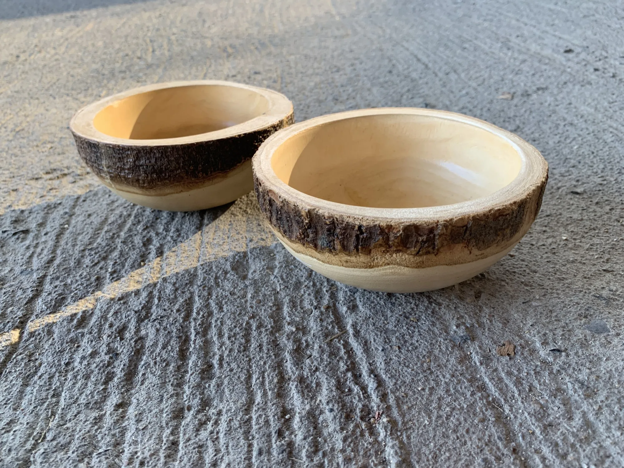 Holzschale mit Baumrinde, Mangoholz, Ø 15 cm, H 6 cm