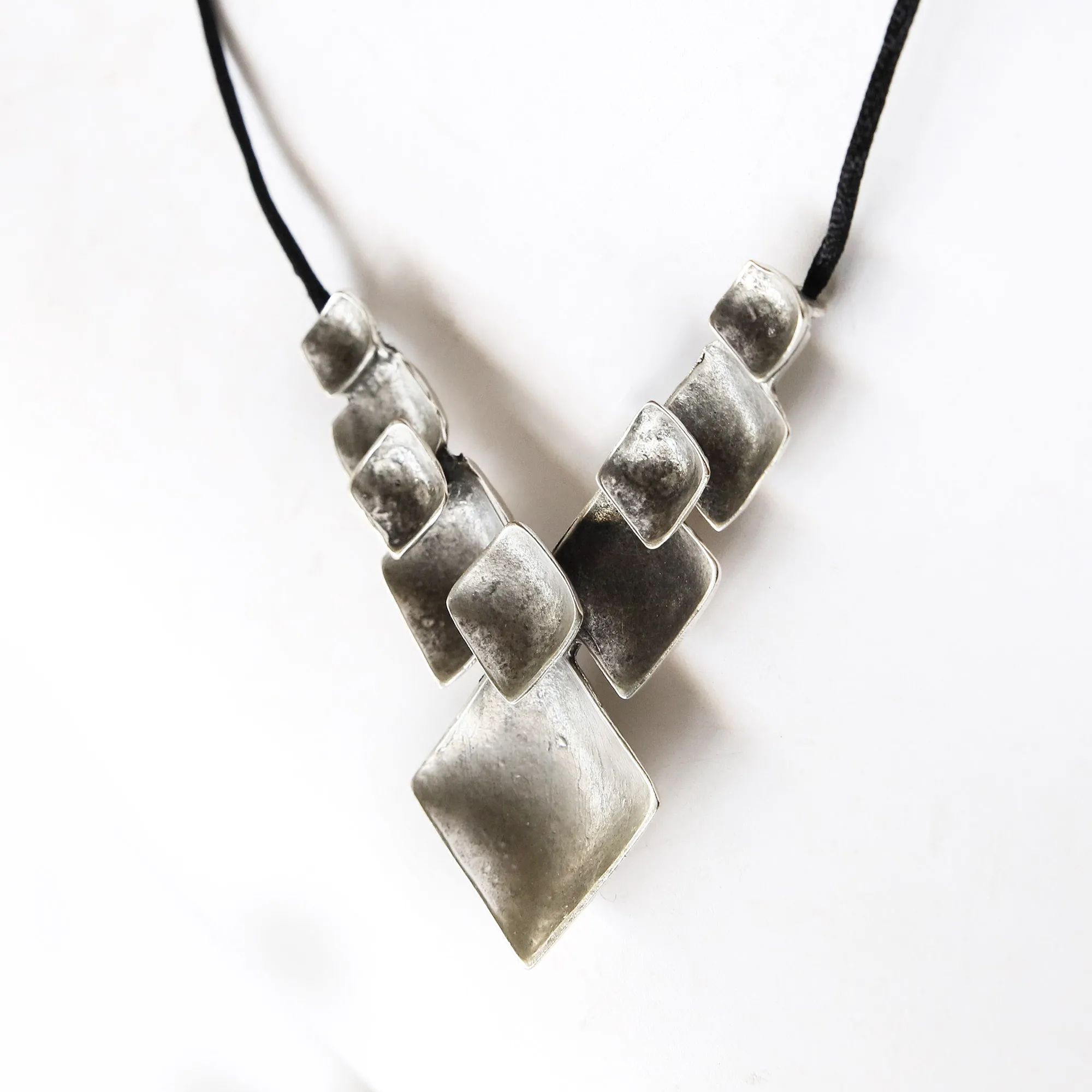 Anhänger an Baumwollband, Zamak-Legierung, H 10 cm, B 8 cm