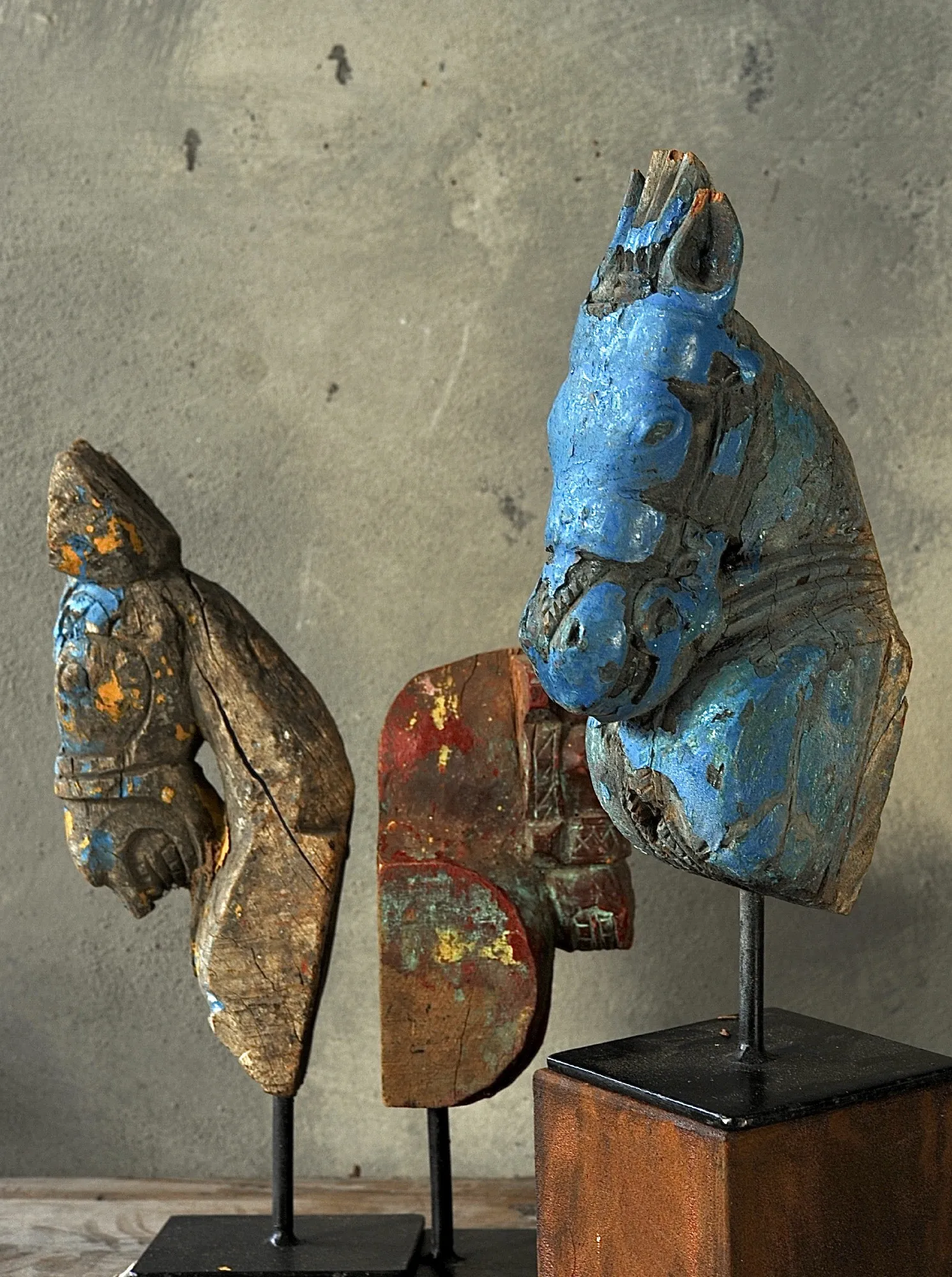 Antike Pferdeköpfe aus Holz, Unikate, H 28 - 35 cm