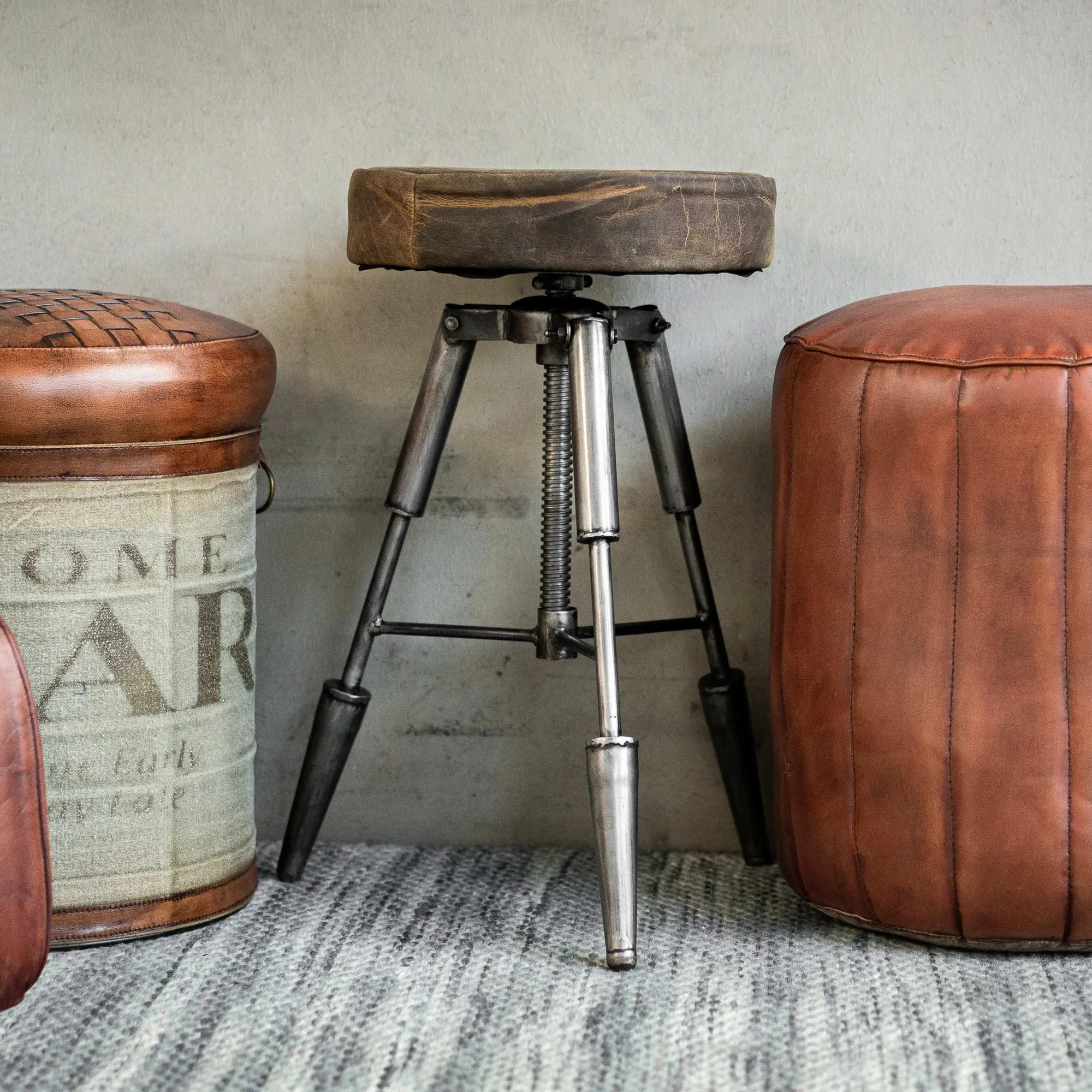 Hocker 'Cobardt', Leder und Stahl, Ø 39 cm, H 55 cm