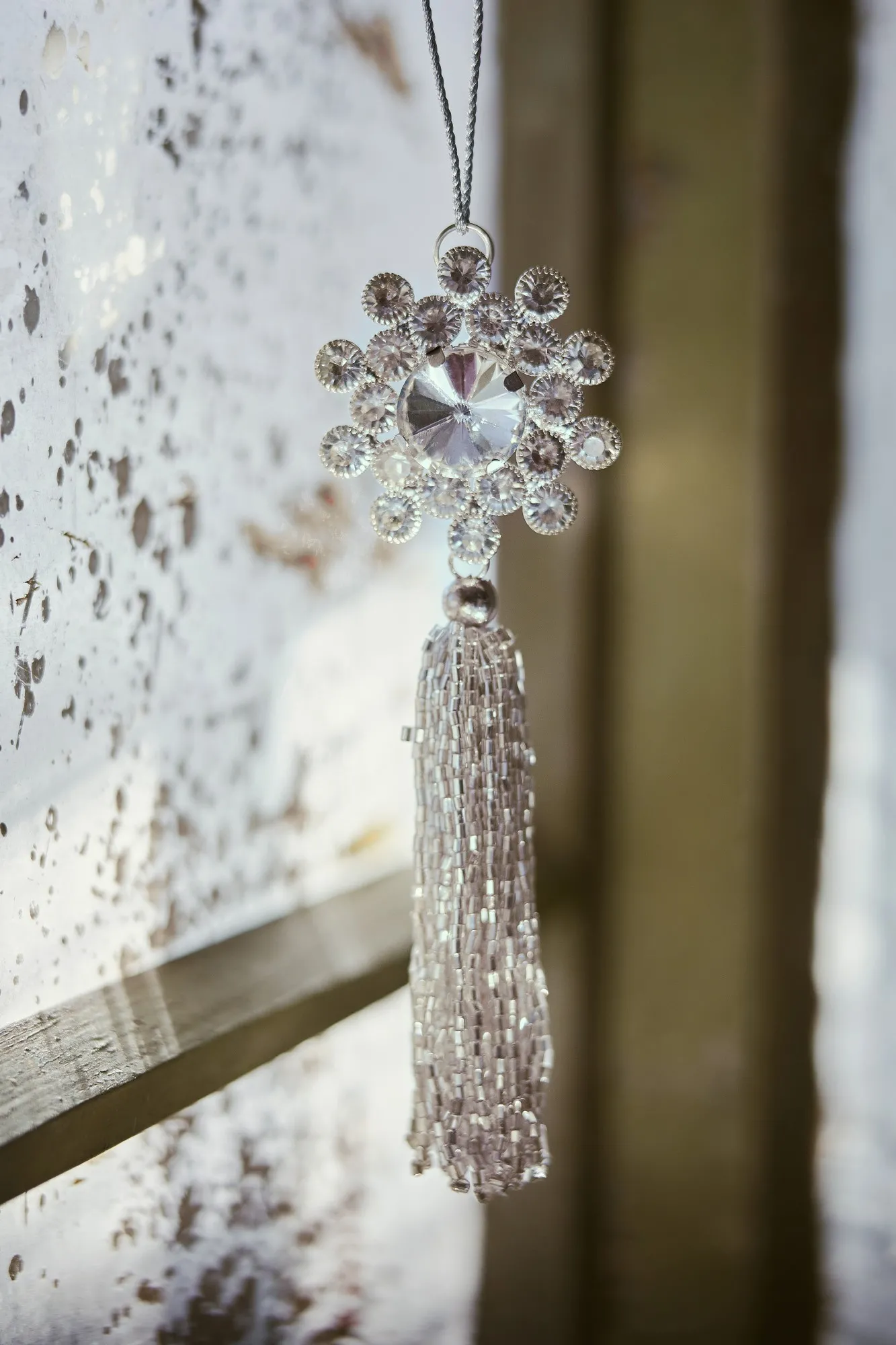 Anhänger aus Glassteinen mit Troddel, H 13 cm, B 4,5 cm, L 1,5 cm