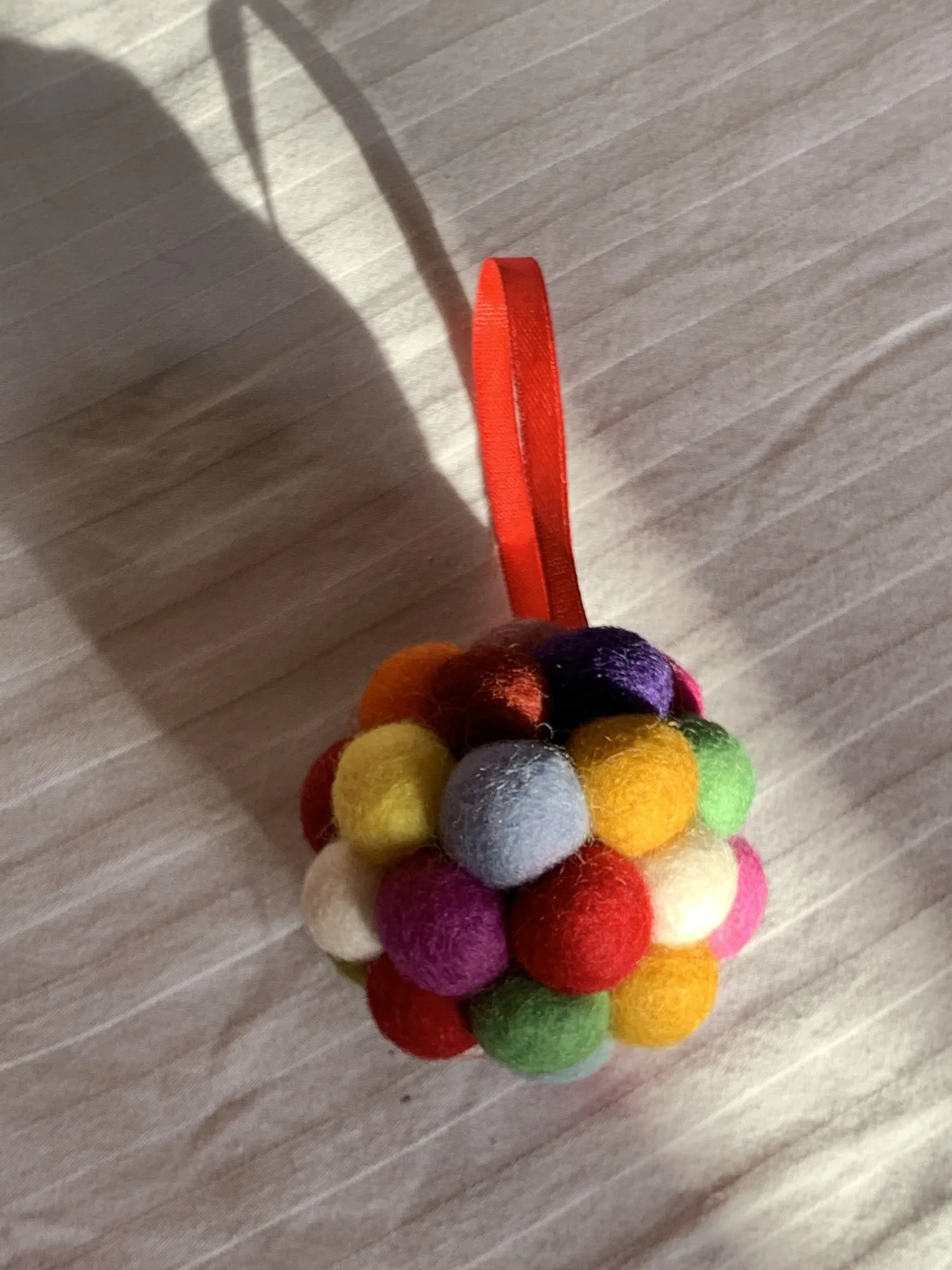 Anhänger aus Filzkugeln, multicolor, Ø 6 cm