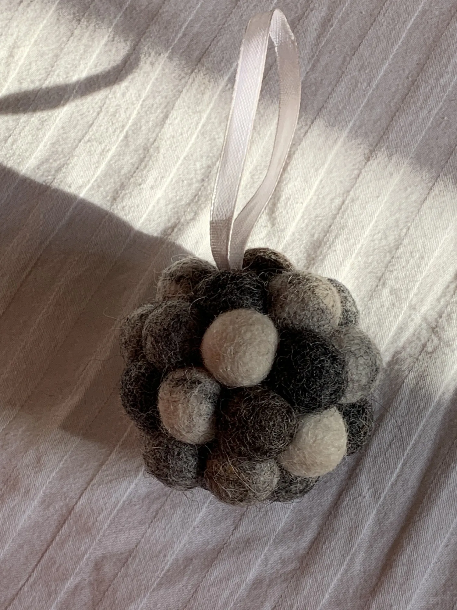 Anhänger aus Filzkugeln, Grautöne
