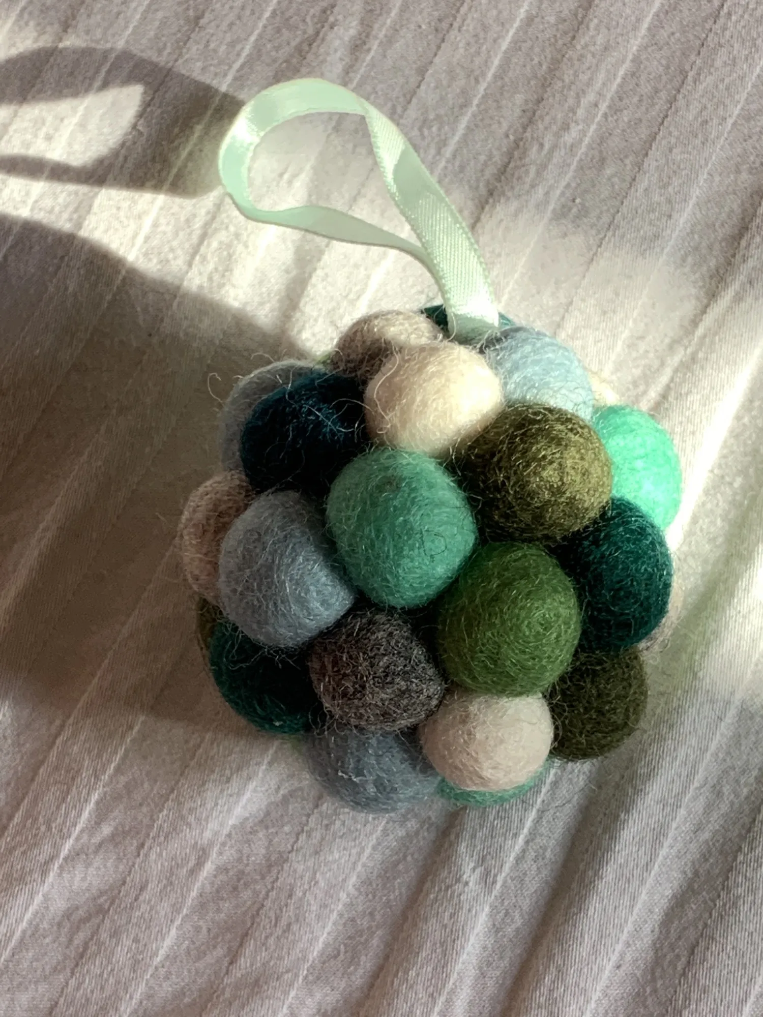 Anhänger aus Filzkugeln, Grüntöne