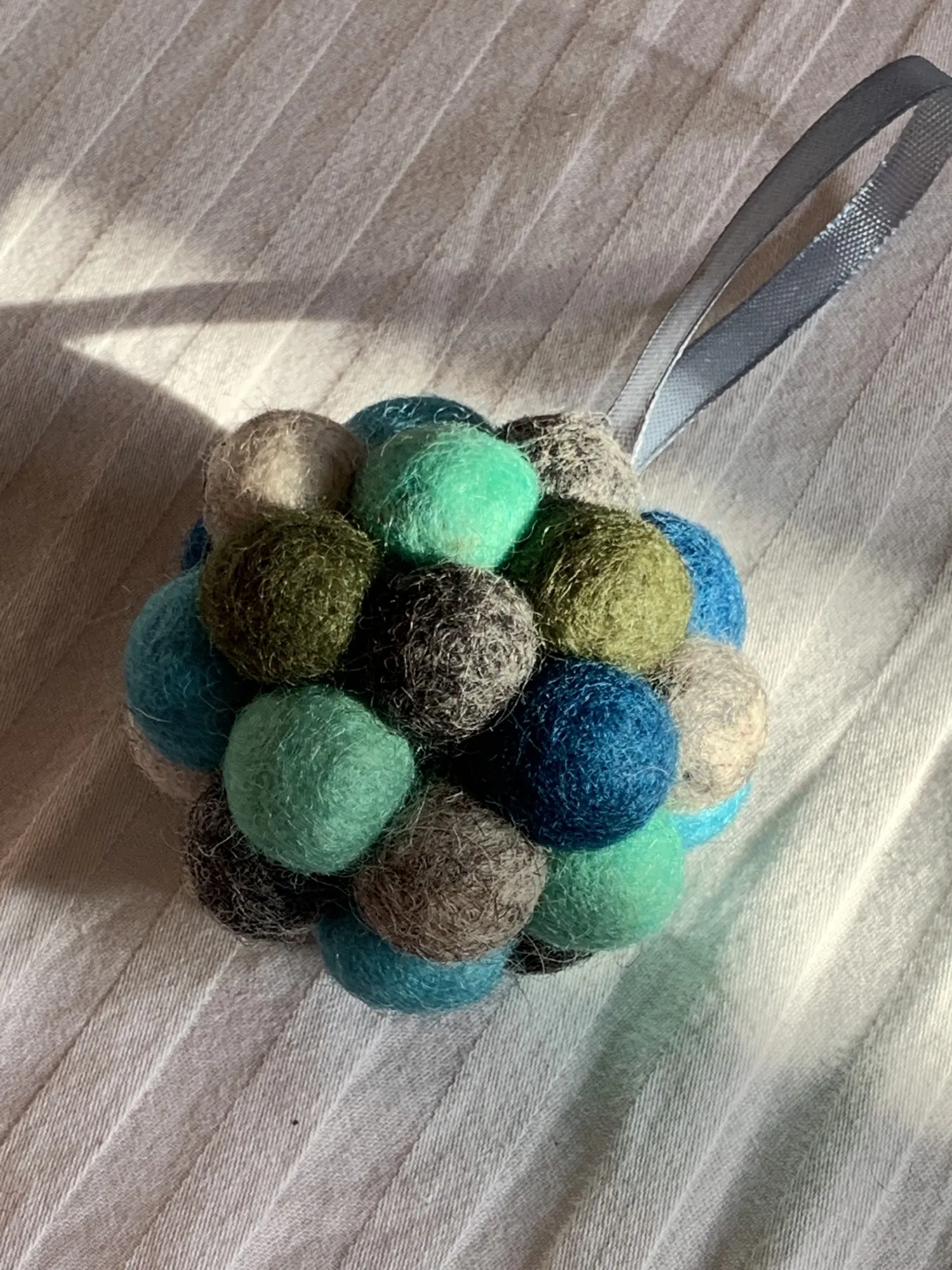 Anhänger aus Filzkugeln, Türkistöne