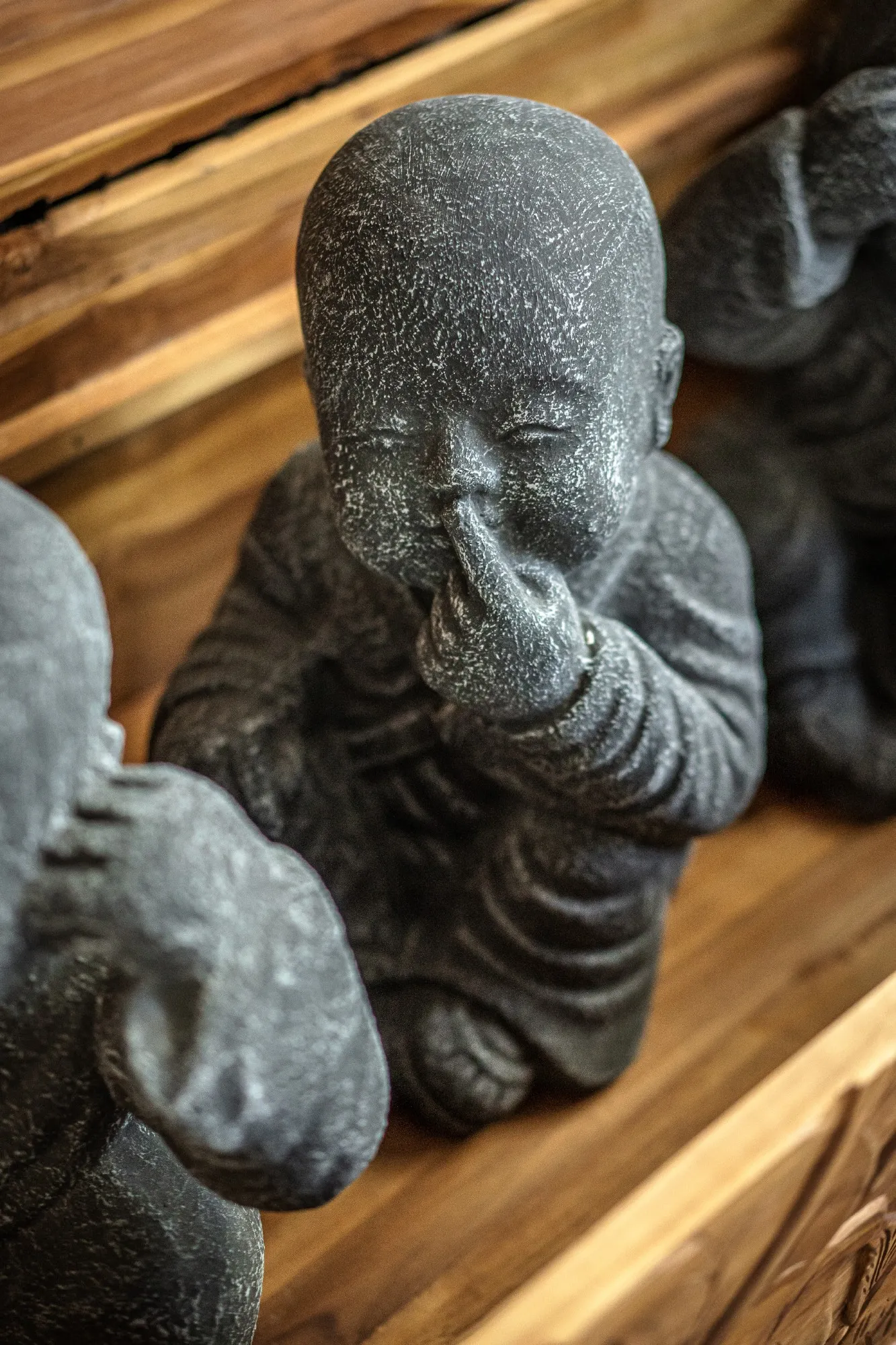 Zementfigur 'Shaolin Mönch - nichts sagen', H 38 cm, B 25 cm, L 20 cm