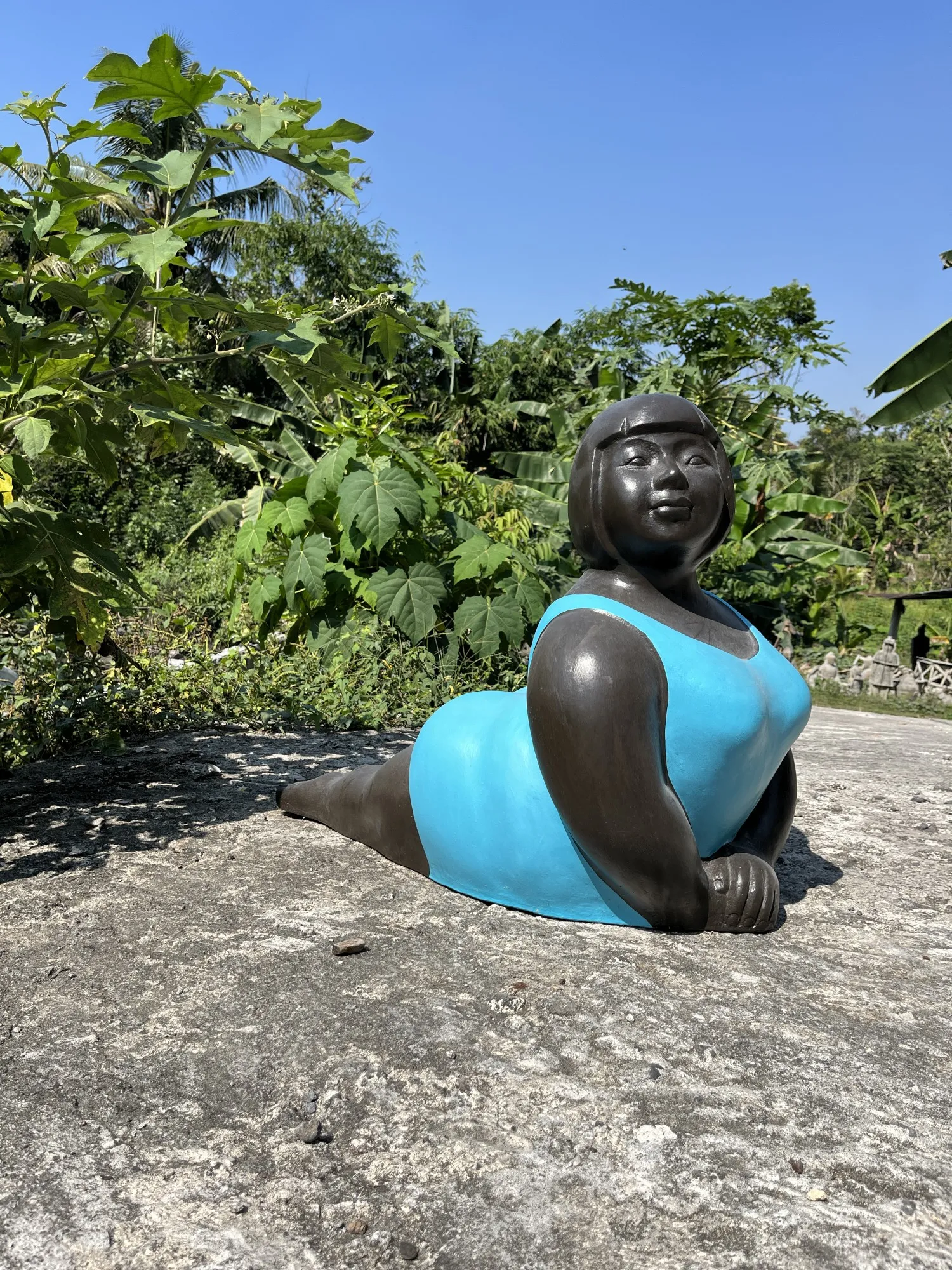 Zementfigur 'Yoga Lady', blau, schwarz, H 65 cm, B 65 cm, T 40 cm