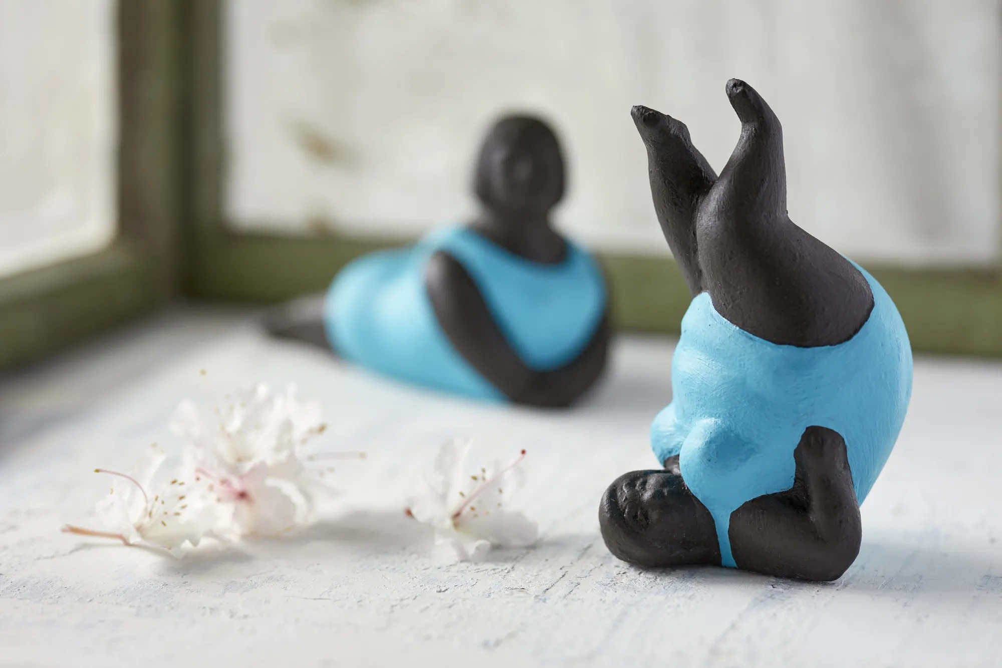 Zementfigur 'Yoga Lady', blau, schwarz, H 14 cm, B 8 cm, T 8 cm