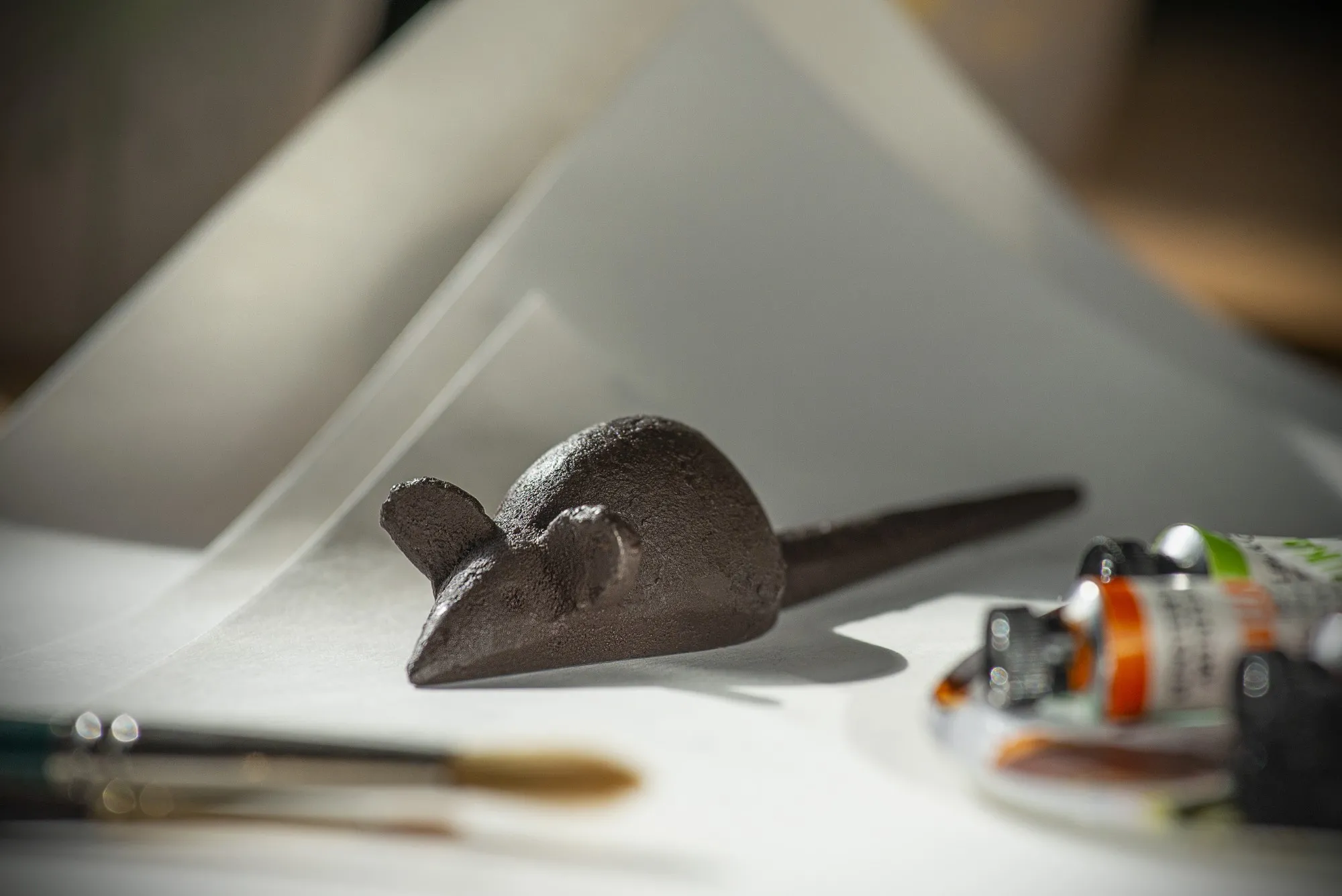 Briefbeschwerer 'Maus', Eisen, B 11 cm, H 2 cm, L 3 cm