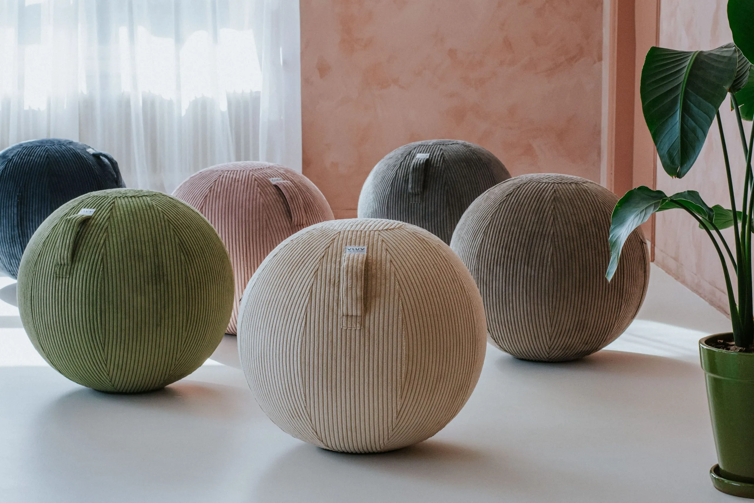 VLUV aufblasbarer Sitzball “BOL VLIP” mit Breitcord-Stoffbezug