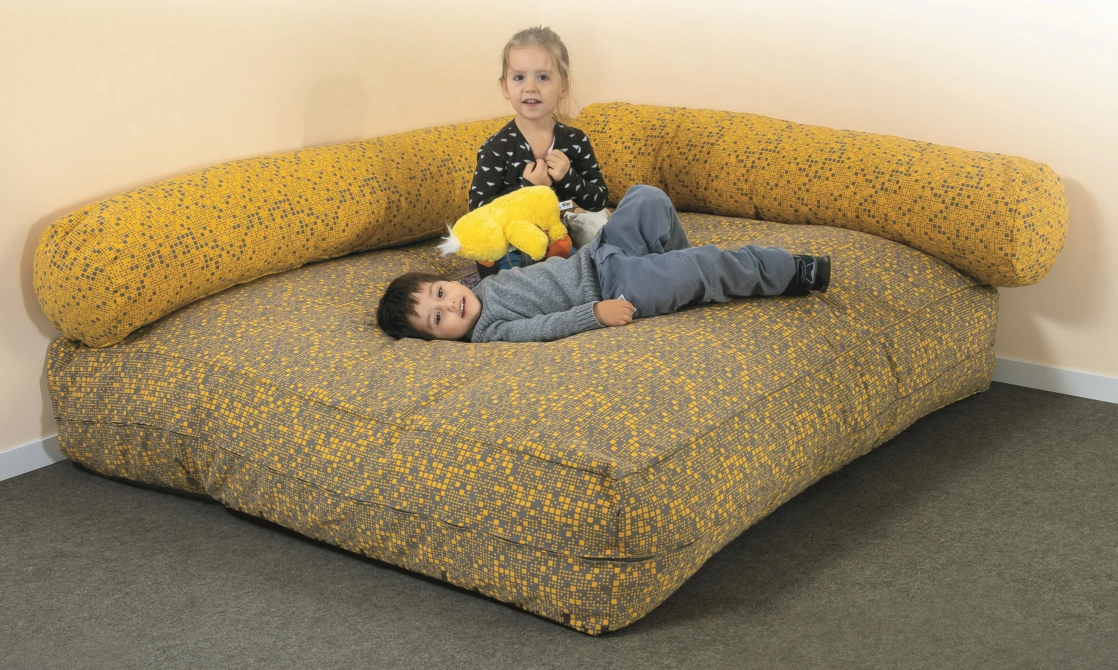 Quadratische Kuschelecke mit Flockenfüllung und Stoffbezug in verschiedenen Farben