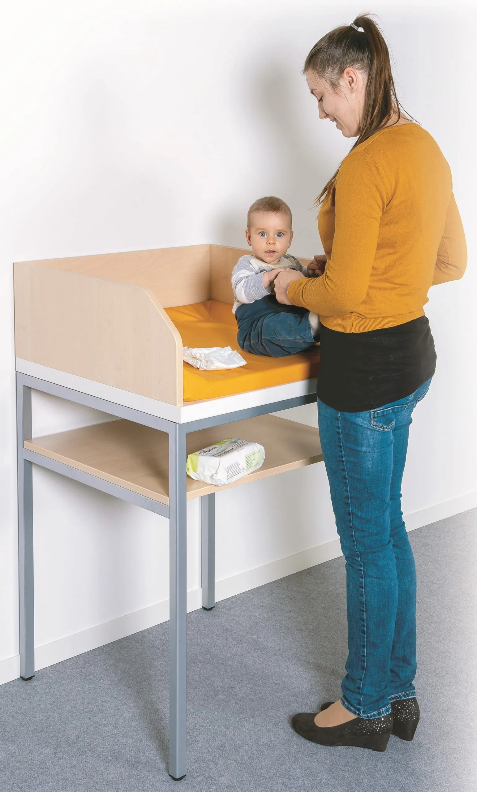 Wickeltisch mit Stahlgestell und Ablage